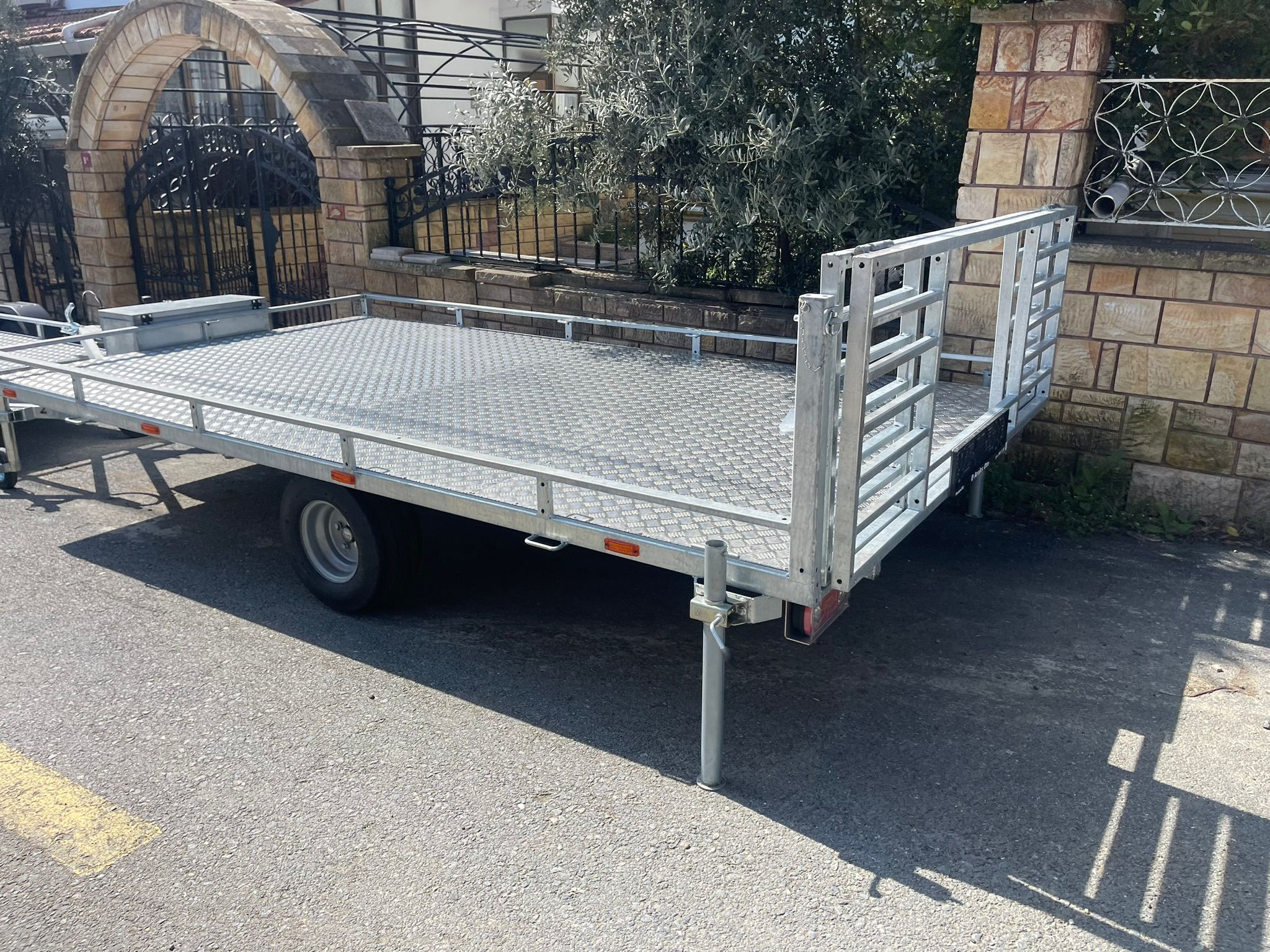 Tek Dingil Galvaniz UTV Taşıma Römorku | Dayanıklı ve Uzun Ömürlü Treyler